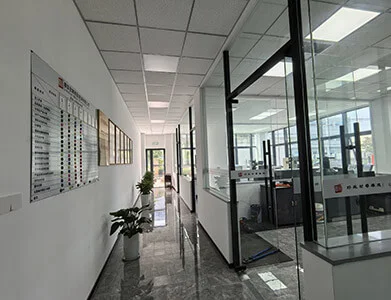 Laboratoř továrny ve Wu-chueji